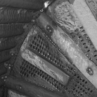 Rubber discharge grate